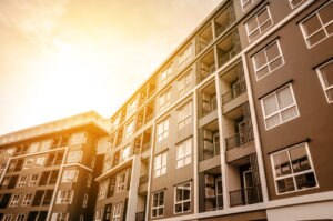 une photo d’un immeuble d’appartements