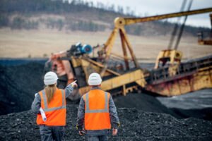 une photo de deux personnes dans une mine de charbon