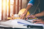 Une photo de deux personnes examinant des conceptions architecturales